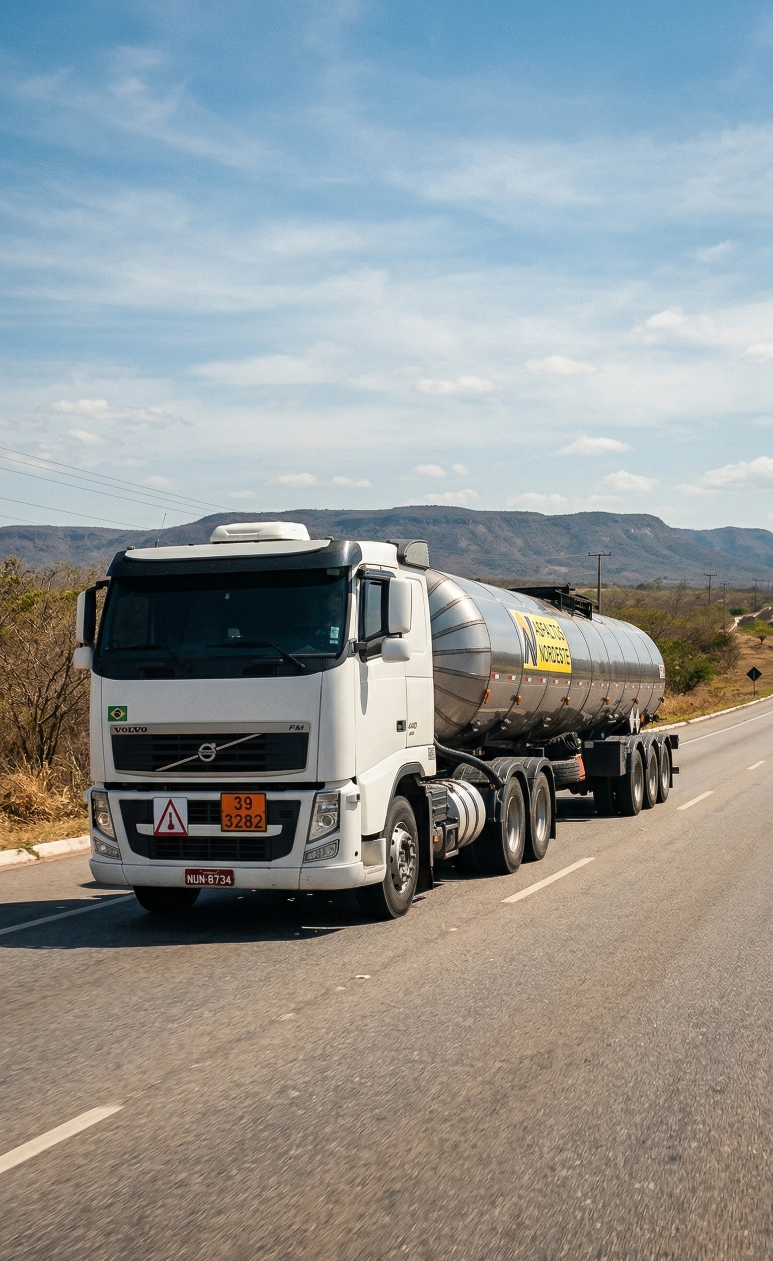 Caminhão Asfaltos Nordeste em rota